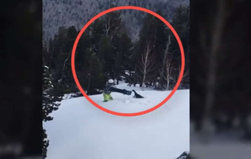 Chết cười gà gô rừng đuổi theo người trượt tuyết ăn thua đến cùng