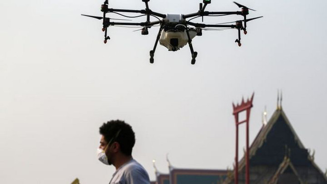 Bangkok lần đầu tiên sử dụng drone phun nước vào không khí để giảm bụi độc hại PM2.5 - Ảnh 3.