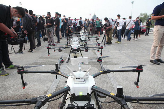Bangkok lần đầu tiên sử dụng drone phun nước vào không khí để giảm bụi độc hại PM2.5 - Ảnh 5.