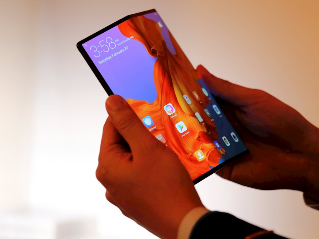 Sếp Huawei chê thiết kế smartphone màn hình gập Samsung