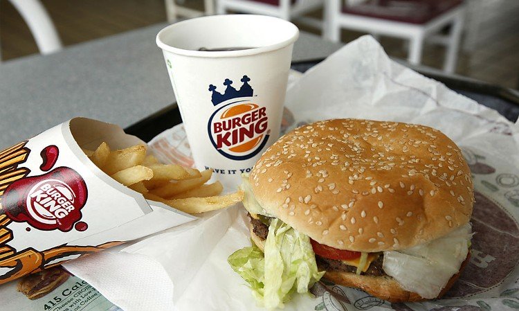 Vào năm 1998, Burger King đã đăng một quảng cáo cho biết hãng đang chuẩn bị cho ra mắt một loại bánh đặc biệt dành cho người thuận tay trái.