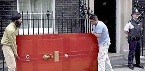 Đệ nhất phu nhân Anh Cheery Blair sơn đỏ cổng số 10 Phố Downing.