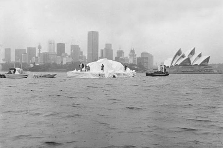 Tháng 4/1978, một chiếc sà lan chở tảng băng khổng lồ xuất hiện tại cảng Sydney.