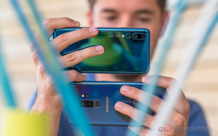 Bị Mỹ cấm vận, Huawei xem lại tham vọng qua mặt Samsung
