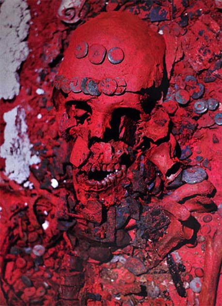 Nữ Hoàng Đỏ Maya được tìm thấy vời một màu đỏ bao trùm ngôi mộ cổ và toàn bộ hài cốt