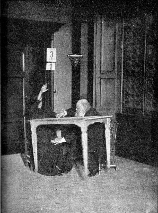 Alexandr Aksakov, nhà nghiên cứu tâm lý học người Nga, giữ tay và chân của Palladino trong khi bà tiến hành gọi hồn tại Milan năm 1892. Chiếc bàn đang bay lơ lửng trong không trung