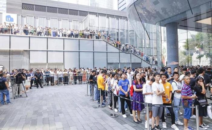 Dù không chạy hệ điều hành Android, bom tấn mới nhất của Huawei vẫn khiến người dùng Trung Quốc xếp hàng dài đợi mua