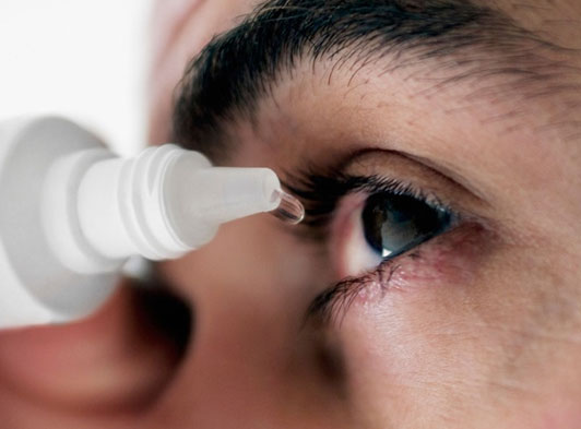 Bệnh đau mắt đỏ lây truyền qua đường hô hấp, đồ dùng cá nhân như: Khăn mặt, chậu rửa mặt. 