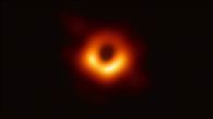 Năm 2019, lần đầu tiên con người chụp được ảnh hố đen.