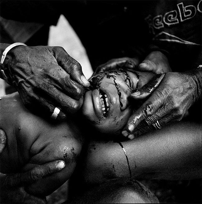 Một em bé bị rạch mặt ở bộ lạc Bétamarribé, châu Phi.