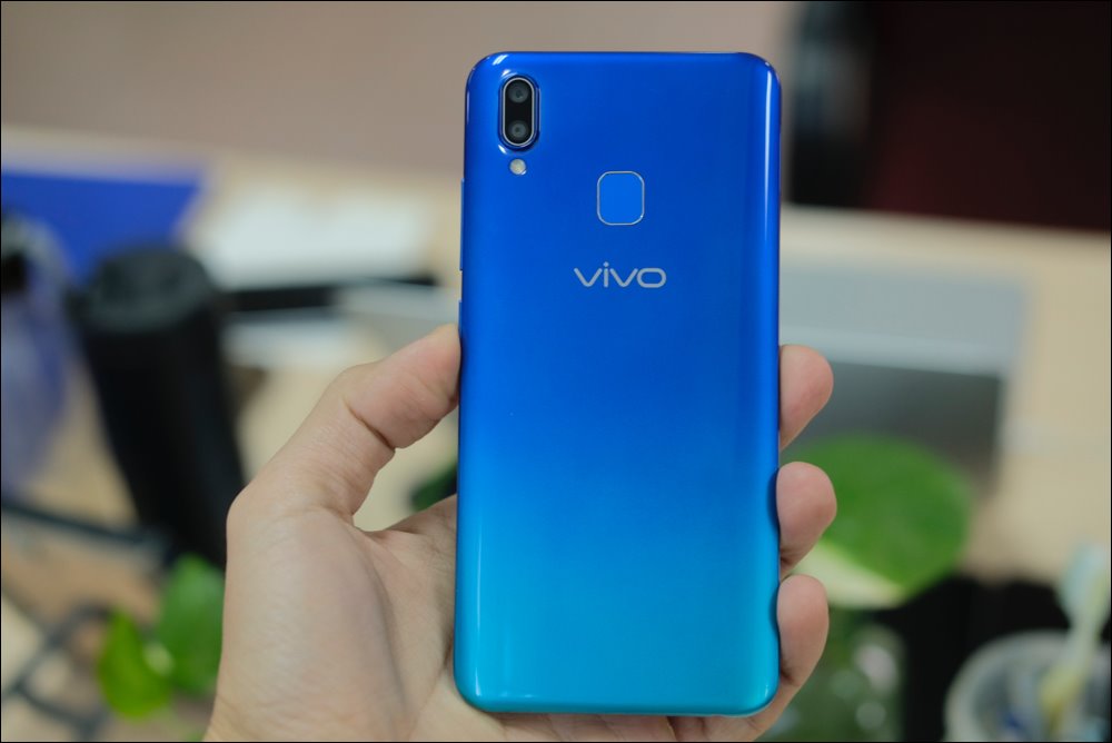Mở hộp Vivo Y91: Màn hình giọt nước, màu gradient, camera kép, giá 4,49 triệu đồng
