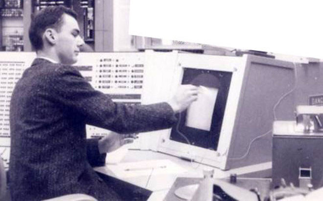 Roberts làm việc bên một máy tính hồi thập niên 1960.
