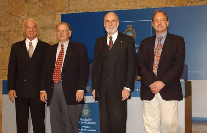 Larry Roberts (ngoài cùng, bên trái) cùng với những người đã đi tiên phong để tạo nên Internet