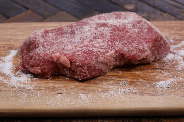 Thịt đỏ có nhiều muối có thể dễ dàng dẫn đến huyết áp cao.