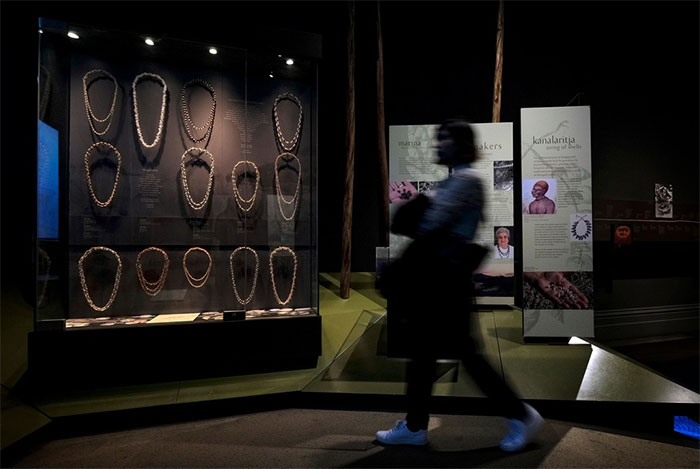 Một du khách xem triển lãm dây chuyền vỏ ốc tại Phòng triển lãm nghệ thuật Tasmania