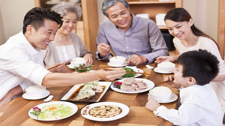Hoạt động tiêu hóa của người cao tuổi cũng dễ bị ảnh hưởng nếu ăn quá nhiều hoặc quá no.