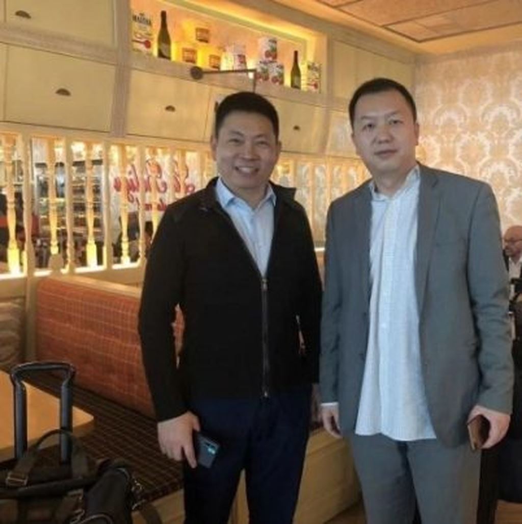 Huawei P30 Pro bất ngờ lộ ảnh trên tay CEO Richard Yu ảnh 4