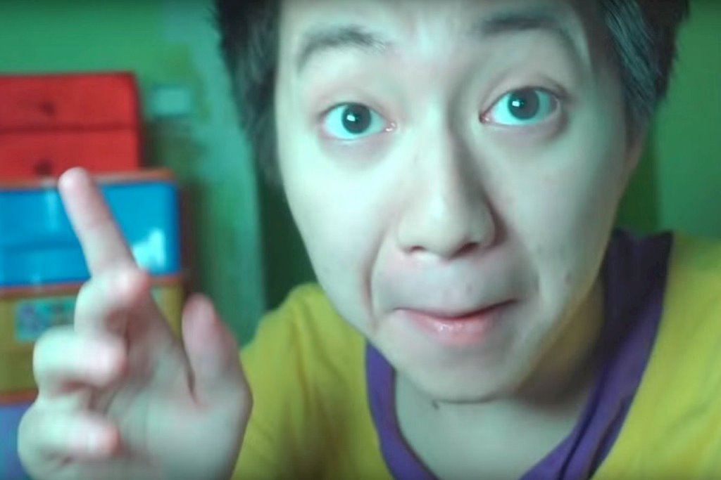 YouTuber gốc Trung lừa người ăn xin ăn bánh Oreo nhân kem đánh răng