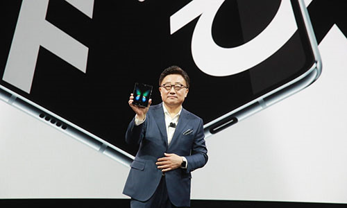 CEO Samsung thua nhan da ep Galaxy Fold ra mat som