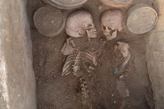 Hai bộ xương với tư thế thân mật được tìm thấy ở Kazakhstan.