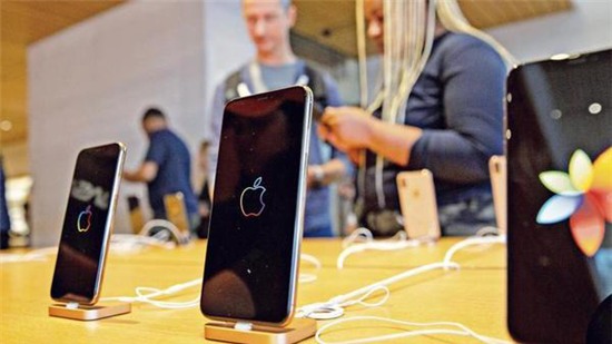 Trump giáng đòn với iPhone nhập khẩu từ Trung Quốc, Apple run rẩy