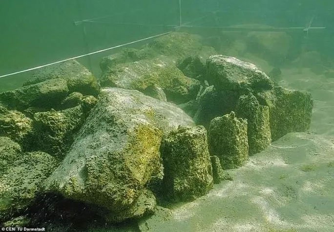 Một phần của cấu trúc thời đồ đá đã lộ diện khi trầm tích bị lấy bớt