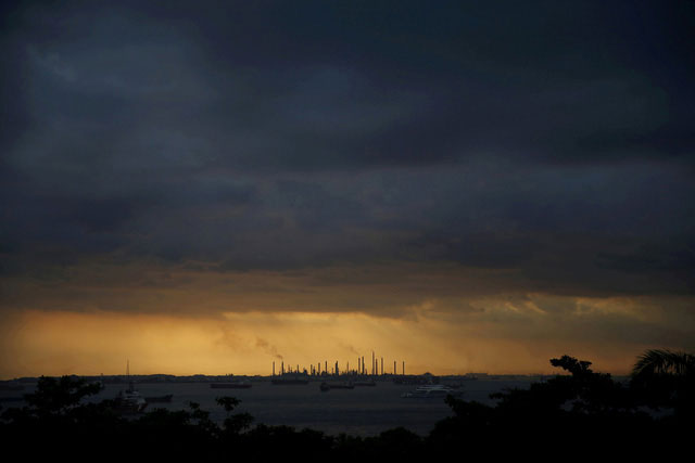 Mây bão trên nhà máy lọc dầu Pulau Bukom ở Singapore hồi năm 2016