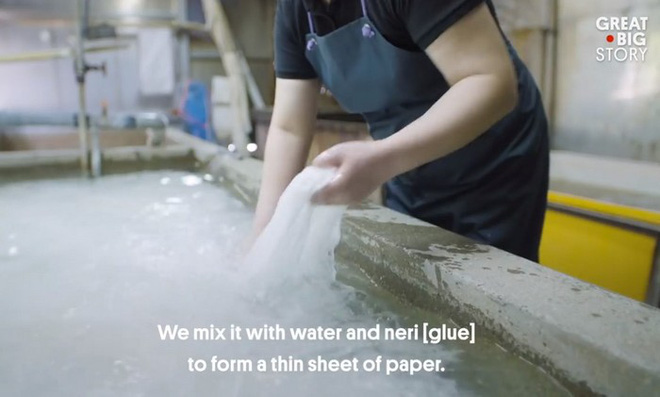Họ dùng tay để kéo các sợi nhằm tăng độ dai cho giấy