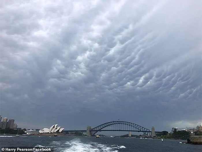 Đám mây kỳ lạ xuất hiện ở bầu trời Australia. 