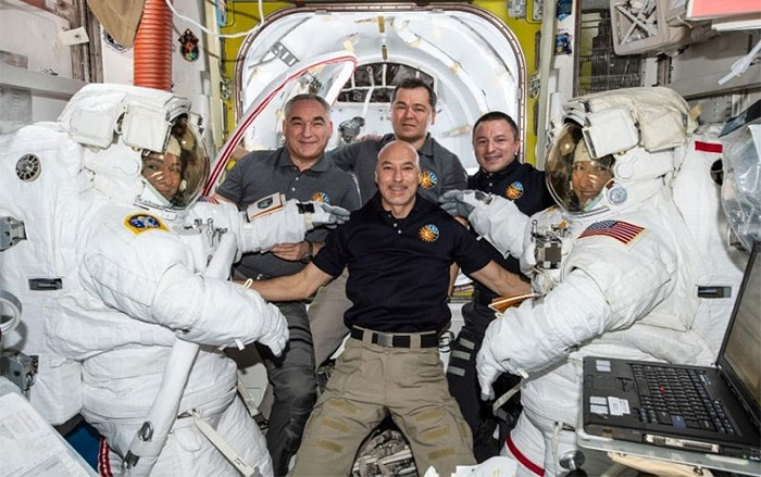 Sáu phi hành gia của Expedition 60 trên Trạm vũ trụ quốc tế đã tổ chức lễ kỷ niệm 2020 sớm.
