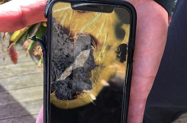 Apple bị kiện vì iPhone X phát nổ trong túi quần  ảnh 1