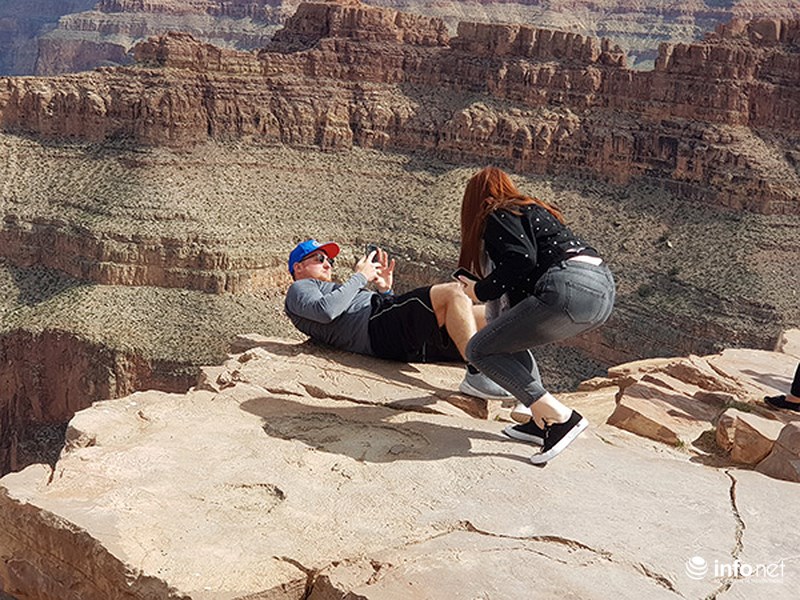 Muôn kiểu chụp ảnh “tự sướng” tại đại vực chết người Grand Canyon (Mỹ)