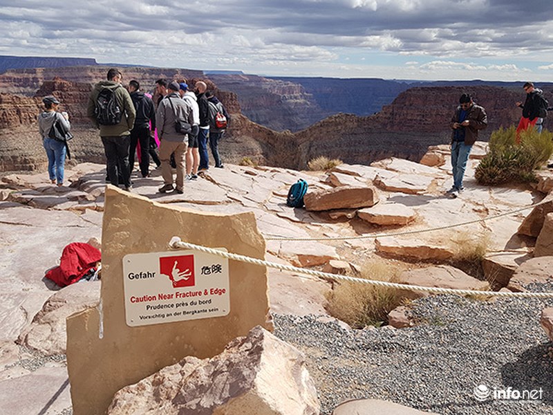 Muôn kiểu chụp ảnh “tự sướng” tại đại vực chết người Grand Canyon (Mỹ)