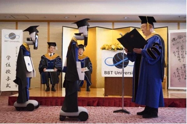 Ngồi nhà điều khiển robot nhận bằng tốt nghiệp tránh Covid-19