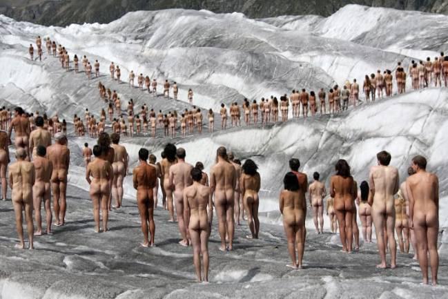 Hàng trăm người khoả thân biều tình trước trụ sở Facebook phản đối kiểm duyệt ảnh nude