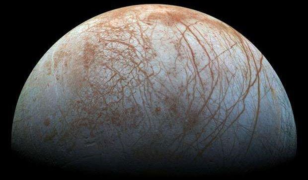 Europa có bề mặt chứa muối, có khả năng tương tự như các đại dương trên Trái đất.
