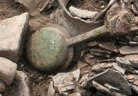 Bàn ủi bằng đồng được khai quật tại Gyeongju, Hàn Quốc (Cục Di sản Hàn Quốc)