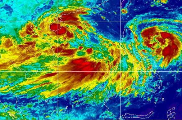Hai áp thấp nhiệt đới trên biển Đông và vùng áp thấp sắp thành bão ngoài khơi Philippines