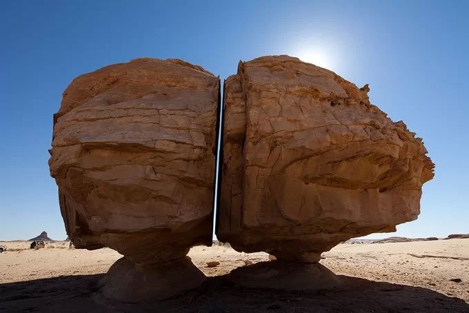 Mặt sau của khối đá Al Naslaa không phẳng như phía trước.
