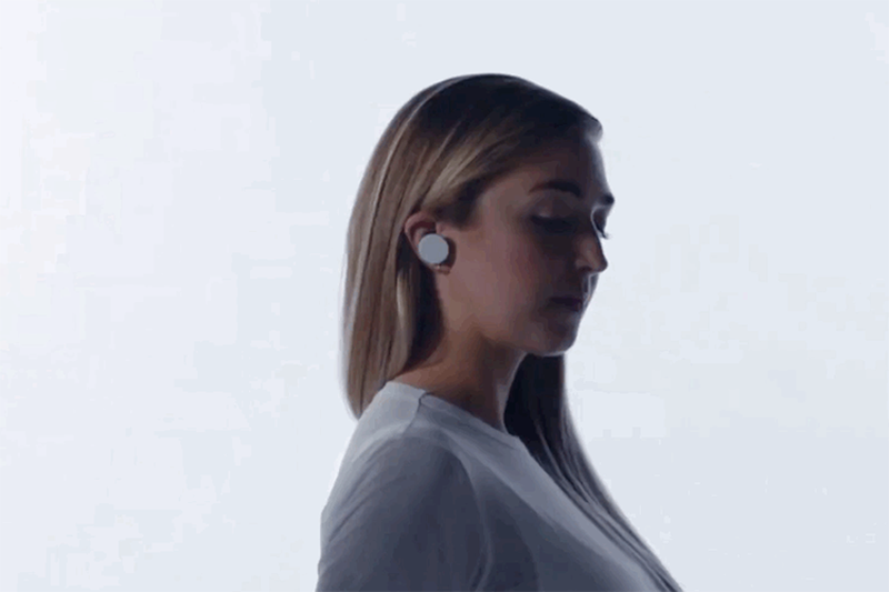 Microsoft ra mat Surface Earbuds, gia dat hon ca AirPods-Hinh-2