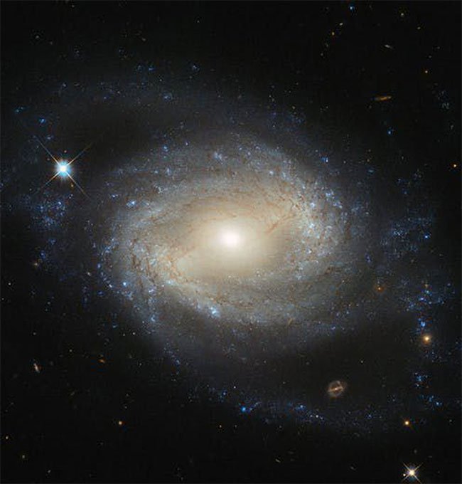 Các cụm thiên hà là môi trường rộng lớn và cực đoan nhất trong vũ trụ