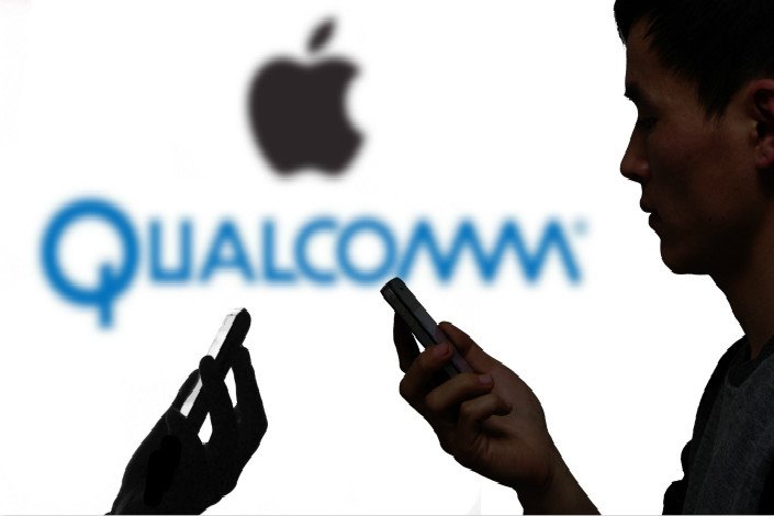 Apple quyết “lôi” Qualcomm ra tòa