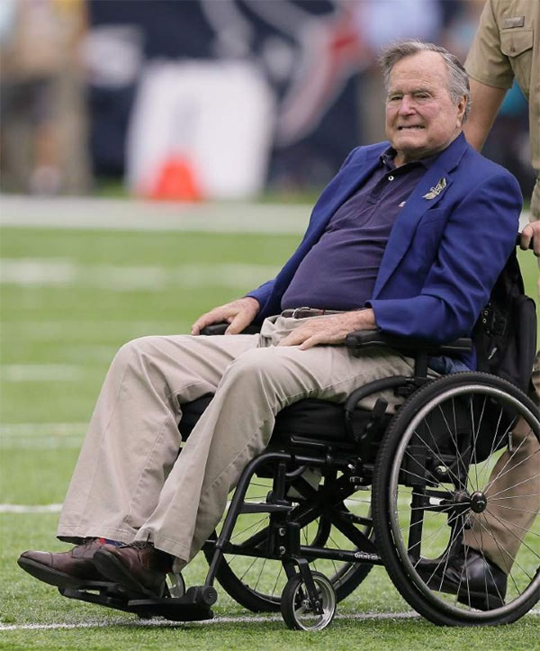 Cựu Tổng thống George H.W. Bush phải sử dụng xe lăn do ảnh hưởng của bệnh Parkinson mạch máu.