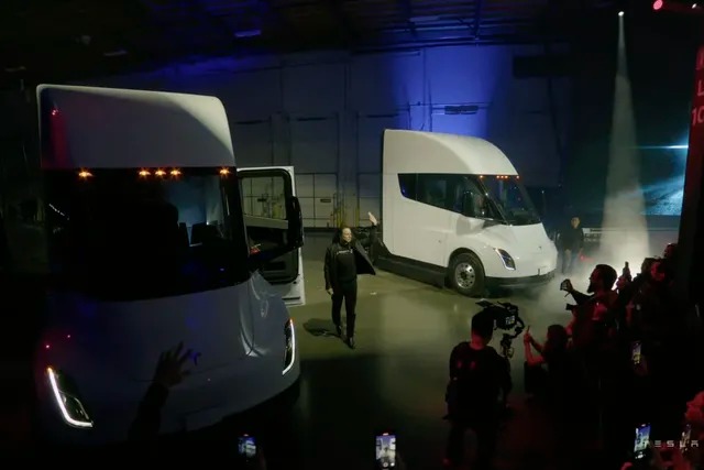 Xe tải điện Tesla Semi đầu tiên được giao sau 3 năm dài trì hoãn, Elon Musk tự tin gọi nó là quái vật - Ảnh 1.