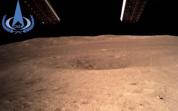 Đây là tấm ảnh đầu tiên chụp vùng tối của Mặt Trăng.