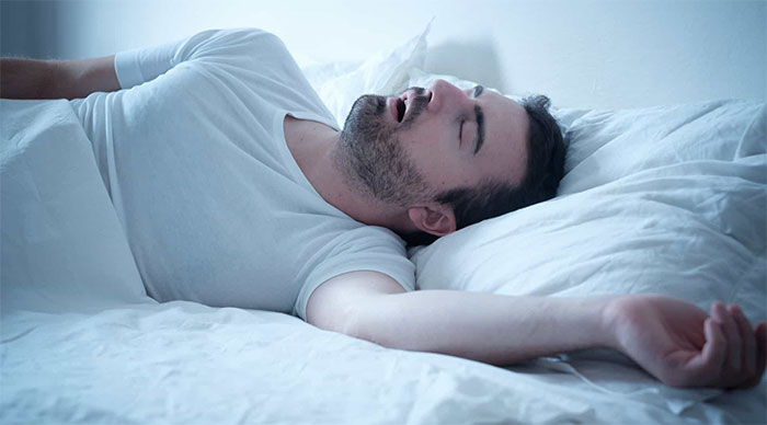 Ngưng thở khi ngủ do trung ương làm giảm nồng độ oxy, thậm chí xuống dưới mức cần thiết để duy trì sự sống.