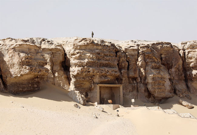 Bên ngoài lối vào khu khảo cổ Tuna El-Gebel ở Minya. 