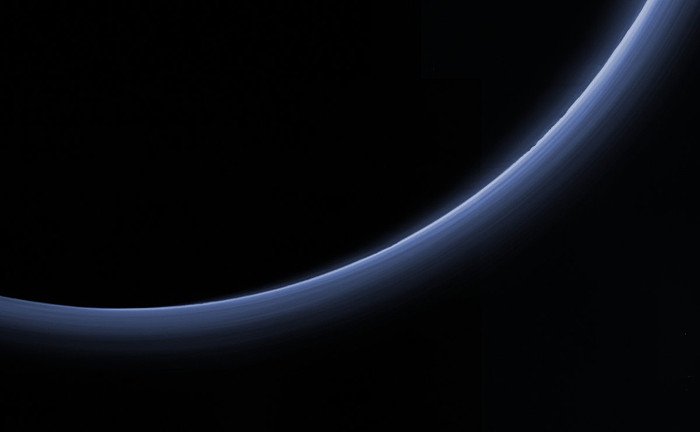 Khí Nitơ (N2) chiếm ưu thế hầu hết các loại khí trong bầu khí quyển của sao Diêm Vương.