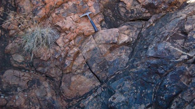 Đá basalt dạng cầu gối này nằm dưới đáy biển khoảng 3,2 tỷ năm trước.