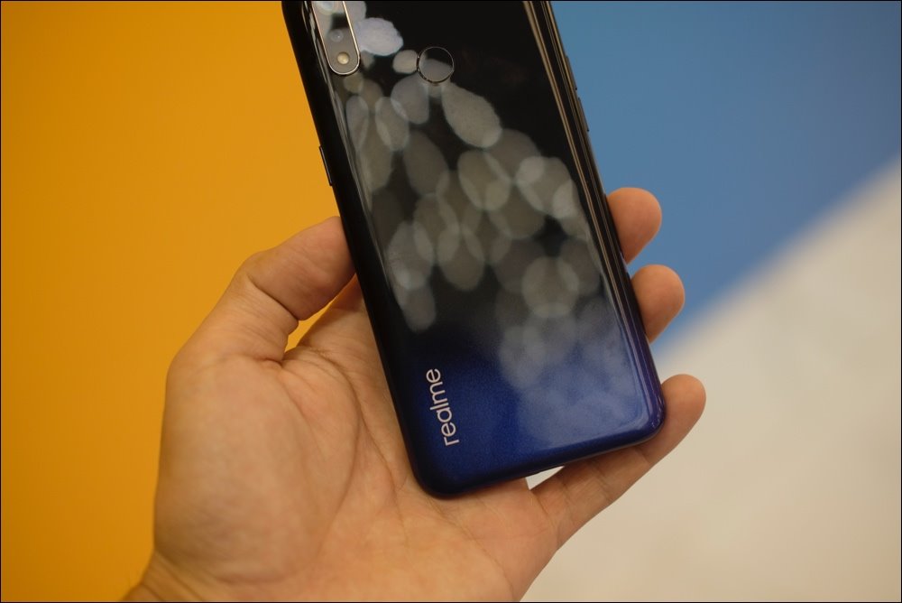 Realme 3 chính thức ra mắt, camera kép, mặt lưng chuyển màu, giá bán 3,99 triệu đồng